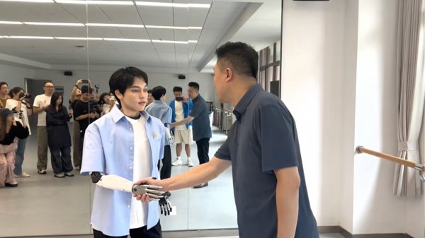 好易配资 全国首位机器人博士生“学霸01”完成上海戏剧学院新生入学报到